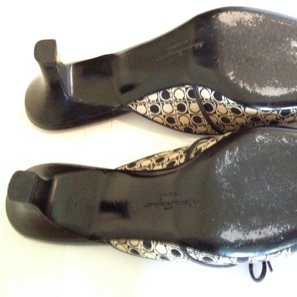 iShip! Ferragamo Mules Like New Size 61/2Italy - Picture 4 of 4